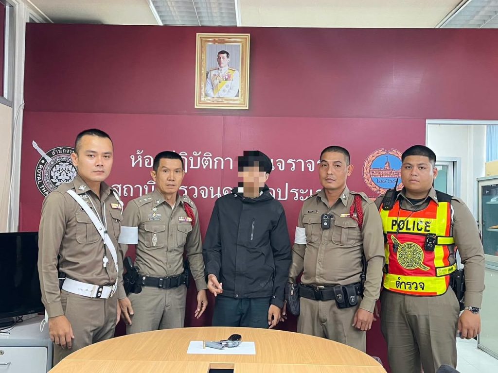15 มิ.ย. 2569 จราจรประเวศ รวบผู้ต้องหาพกทั้งปืนและมีดที่ด่านกวดขันวินัยจราจร ถนนอ่อนนุช
